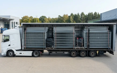 Bauzaunex 40t LKW mit Bauzaun-Komplettladung für Berlin